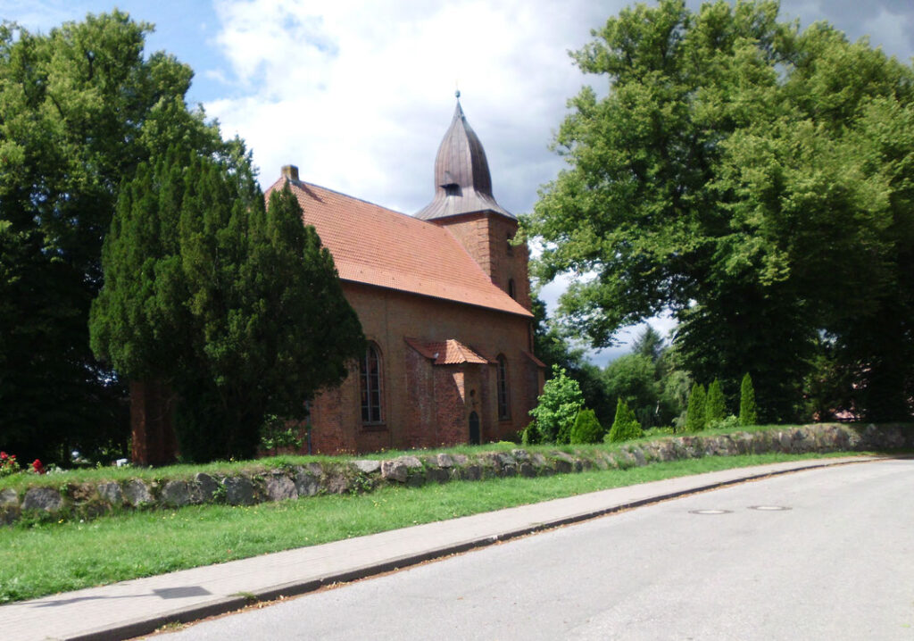 Kirche Krusendorf im Sommer